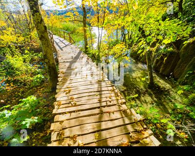 Plitvicer Seen Heller Morgen in Kroatien Europa gekrümmt leichte Kurve Wanderweg Pfad aus Holzplanken über dem Wasser entlang Ruhe see Stockfoto
