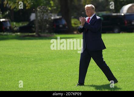 Washington, DC. Oktober 2020. US-Präsident Donald J. Trump geht in Richtung Marine One, bevor er am Freitag, den 23. Oktober 2020, vom South Lawn des Weißen Hauses in Washington, DC abreist. Präsident Trump reist in die Dörfer, Florida und dann weiter nach Pensacola, Florida, um Bemerkungen bei Make America Great Again Victory Rallyes zu halten. Quelle: Leigh Vogel/Pool via CNP Quelle: dpa/Alamy Live News Stockfoto