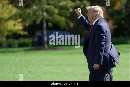 Washington, DC. Oktober 2020. US-Präsident Donald J. Trump zeigt sich den Unterstützern gegenüber, als er in Richtung Marine One geht, bevor er am Freitag, den 23. Oktober 2020, vom South Lawn des Weißen Hauses in Washington, DC, abreist. Präsident Trump reist in die Dörfer, Florida und dann weiter nach Pensacola, Florida, um Bemerkungen bei Make America Great Again Victory Rallyes zu halten. Quelle: Leigh Vogel/Pool via CNP Quelle: dpa/Alamy Live News Stockfoto