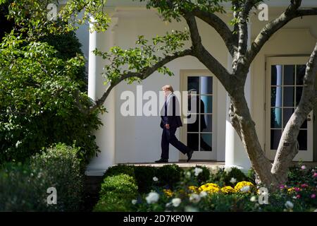 Washington, DC. Oktober 2020. US-Präsident Donald J. Trump geht in Richtung Marine One, bevor er am Freitag, den 23. Oktober 2020, vom South Lawn des Weißen Hauses in Washington, DC abreist. Präsident Trump reist in die Dörfer, Florida und dann weiter nach Pensacola, Florida, um Bemerkungen bei Make America Great Again Victory Rallyes zu halten. Quelle: Leigh Vogel/Pool via CNP Quelle: dpa/Alamy Live News Stockfoto