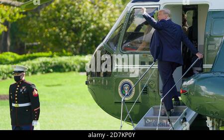 Washington, DC. Oktober 2020. US-Präsident Donald J. Trump zeigt sich den Gästen gegenüber, als er am Freitag, den 23. Oktober 2020, am South Lawn des Weißen Hauses in Washington, DC, an die Marine One geht. Präsident Trump reist in die Dörfer, Florida und dann weiter nach Pensacola, Florida, um Bemerkungen bei Make America Great Again Victory Rallyes zu halten. Quelle: Leigh Vogel/Pool via CNP Quelle: dpa/Alamy Live News Stockfoto