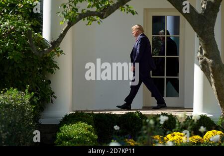 Washington, DC. Oktober 2020. US-Präsident Donald J. Trump verlässt das Oval Office und geht in Richtung Marine One, bevor er am Freitag, den 23. Oktober 2020, vom South Lawn des Weißen Hauses in Washington, DC, abreist. Präsident Trump reist in die Dörfer, Florida und dann weiter nach Pensacola, Florida, um Bemerkungen bei Make America Great Again Victory Rallyes zu halten. Quelle: Leigh Vogel/Pool via CNP Quelle: dpa/Alamy Live News Stockfoto