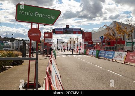 Mitarbeiter und Mitarbeiter der Organisation des Rennens und der Radtour, im Zielbereich der vierten Etappe der Vuelta a España 2020. Stockfoto