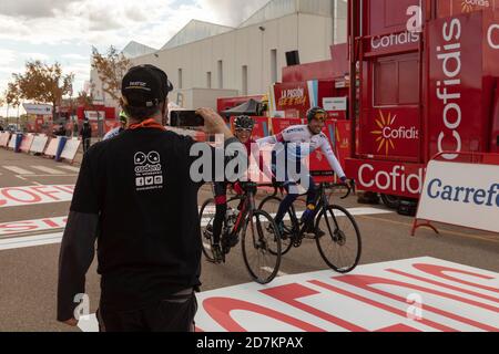 Mitarbeiter und Mitarbeiter der Organisation des Rennens und der Radtour, im Zielbereich der vierten Etappe der Vuelta a España 2020. Stockfoto