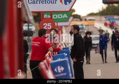 Mitarbeiter und Mitarbeiter der Organisation des Rennens und der Radtour, im Zielbereich der vierten Etappe der Vuelta a España 2020. Stockfoto