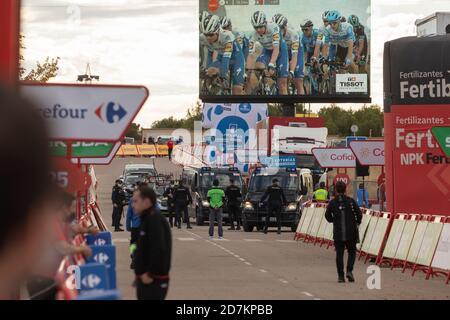 Mitarbeiter und Mitarbeiter der Organisation des Rennens und der Radtour, im Zielbereich der vierten Etappe der Vuelta a España 2020. Stockfoto