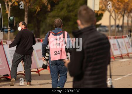 Fotojournalisten, Fotografen und Medien, die im Zielbereich der vierten Etappe der Vuelta a España 2020 arbeiten. Stockfoto