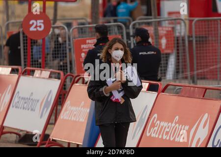 Mitarbeiter und Mitarbeiter der Organisation des Rennens und der Radtour, im Zielbereich der vierten Etappe der Vuelta a España 2020. Stockfoto