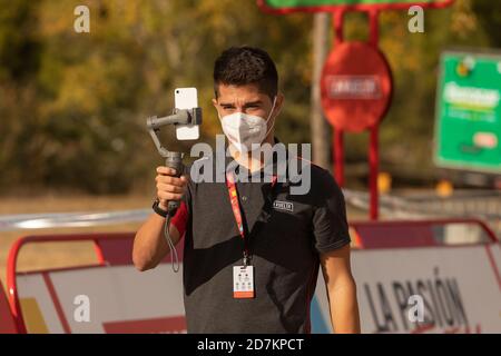 Mitarbeiter und Mitarbeiter der Organisation des Rennens und der Radtour, im Zielbereich der vierten Etappe der Vuelta a España 2020. Stockfoto