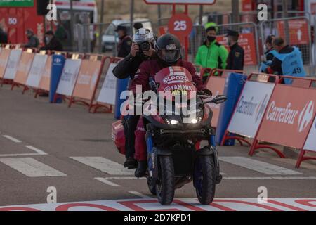 Mitarbeiter und Mitarbeiter der Organisation des Rennens und der Radtour, im Zielbereich der vierten Etappe der Vuelta a España 2020. Stockfoto