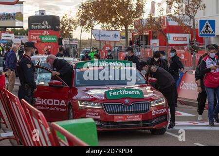 Mitarbeiter und Mitarbeiter der Organisation des Rennens und der Radtour, im Zielbereich der vierten Etappe der Vuelta a España 2020. Stockfoto