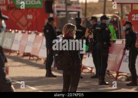 Mitarbeiter und Mitarbeiter der Organisation des Rennens und der Radtour, im Zielbereich der vierten Etappe der Vuelta a España 2020. Stockfoto