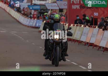 Mitarbeiter und Mitarbeiter der Organisation des Rennens und der Radtour, im Zielbereich der vierten Etappe der Vuelta a España 2020. Stockfoto