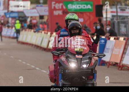 Mitarbeiter und Mitarbeiter der Organisation des Rennens und der Radtour, im Zielbereich der vierten Etappe der Vuelta a España 2020. Stockfoto