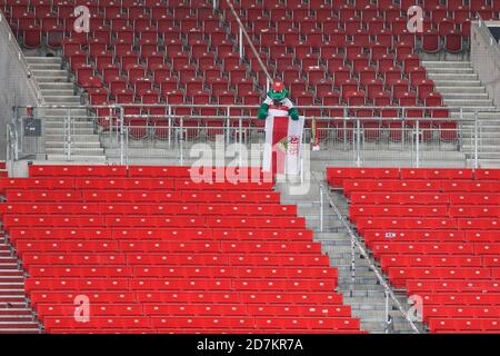 Stuttgart, Deutschland. Oktober 2020. Fußball: Bundesliga, VfB Stuttgart - 1 FC Köln, 5. Spieltag, Mercedes-Benz Arena. Das Maskottchen des VfB Stuttgart 'Fritzle' steht auf einem ansonsten leeren Stand. Kredit: Tom Weller/dpa - WICHTIGER HINWEIS: Gemäß den Bestimmungen der DFL Deutsche Fußball Liga und des DFB Deutscher Fußball-Bund ist es untersagt, im Stadion und/oder aus dem Spiel aufgenommene Aufnahmen in Form von Sequenzbildern und/oder videoähnlichen Fotoserien zu nutzen oder auszunutzen./dpa/Alamy Live News Stockfoto