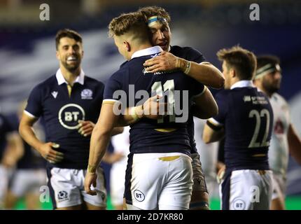 Der schottische Duhan van der Merwe (links) feiert den sechsten Spielversuch seiner Mannschaft mit Teamkollege Jamie Ritchie während des Autumn International Spiels im BT Murrayfield Stadium, Edinburgh. Stockfoto