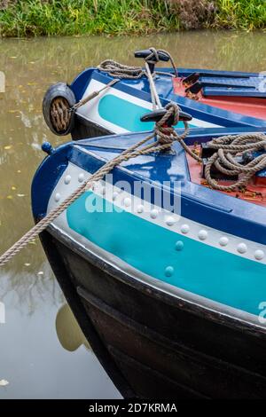 Die Bögen von zwei schmalen Booten auf dem Grand Union Kanal in Braunston, daventry, northamptonshire. Stockfoto