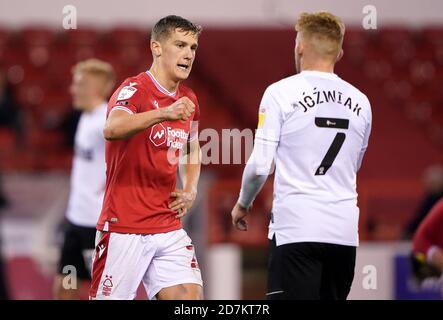 Ryan Yates von Nottingham Forest (links) und Kamil Jozwiak von Derby County nach dem letzten Pfiff während des Sky Bet Championship-Spiels auf dem City Ground, Nottingham. Stockfoto