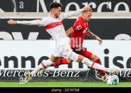 Stuttgart, Deutschland. Oktober 2020. Fußball: Bundesliga, VfB Stuttgart - 1 FC Köln, 5. Spieltag, Mercedes-Benz Arena. Stuttgarts Atakan Karazor (l) im Kampf gegen den Kölner Ondrej Duda (r). Kredit: Tom Weller/dpa - WICHTIGER HINWEIS: Gemäß den Bestimmungen der DFL Deutsche Fußball Liga und des DFB Deutscher Fußball-Bund ist es untersagt, im Stadion und/oder aus dem Spiel aufgenommene Aufnahmen in Form von Sequenzbildern und/oder videoähnlichen Fotoserien zu nutzen oder auszunutzen./dpa/Alamy Live News Stockfoto