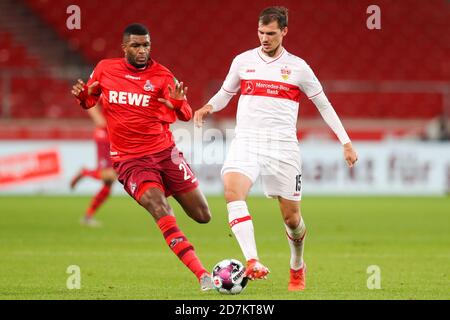 Stuttgart, Deutschland. Oktober 2020. Fußball: Bundesliga, VfB Stuttgart - 1 FC Köln, 5. Spieltag, Mercedes-Benz Arena. Kölns Anthony Modeste (l) im Einsatz gegen Stuttgarts Pascal Stenzel (r). Kredit: Tom Weller/dpa - WICHTIGER HINWEIS: Gemäß den Bestimmungen der DFL Deutsche Fußball Liga und des DFB Deutscher Fußball-Bund ist es untersagt, im Stadion und/oder aus dem Spiel aufgenommene Aufnahmen in Form von Sequenzbildern und/oder videoähnlichen Fotoserien zu nutzen oder auszunutzen./dpa/Alamy Live News Stockfoto