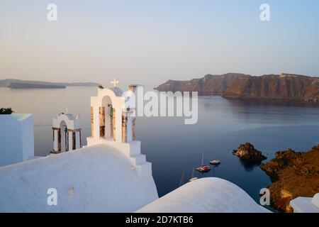 weiße Glockentürme Santorin, Griechenland Stockfoto