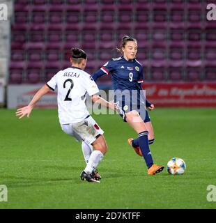 Edinburgh, Großbritannien. Oktober 2020. Endrina Elezaj aus Albanien und Caroline Weir aus Schottland während des UEFA Women's EURO 2020 Qualifier Spiels im Tynecastle Stadium in Edinburgh, Schottland. Alex Todd/SPP Kredit: SPP Sport Pressefoto. /Alamy Live Nachrichten Stockfoto