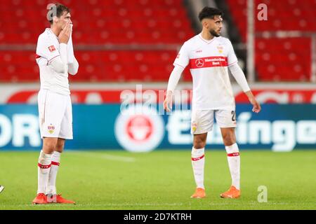 Stuttgart, Deutschland. Oktober 2020. Fußball: Bundesliga, VfB Stuttgart - 1 FC Köln, 5. Spieltag, Mercedes-Benz Arena. Der Stuttgarter Pascal Stenzel (l) und der Stuttgarter Nicolas Gonzalez (r) reagieren nach dem Spiel. Kredit: Tom Weller/dpa - WICHTIGER HINWEIS: Gemäß den Bestimmungen der DFL Deutsche Fußball Liga und des DFB Deutscher Fußball-Bund ist es untersagt, im Stadion und/oder aus dem Spiel aufgenommene Aufnahmen in Form von Sequenzbildern und/oder videoähnlichen Fotoserien zu nutzen oder auszunutzen./dpa/Alamy Live News Stockfoto