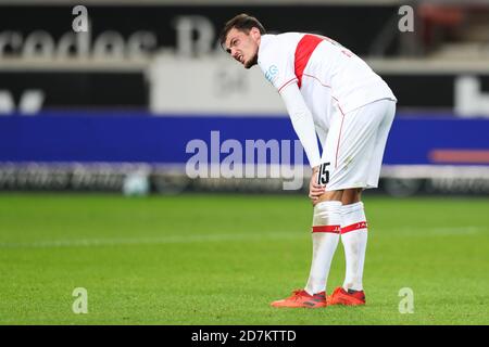 Stuttgart, Deutschland. Oktober 2020. Fußball: Bundesliga, VfB Stuttgart - 1 FC Köln, 5. Spieltag, Mercedes-Benz Arena. Stuttgarts Pascal Stenzel reagiert im Spiel. Kredit: Tom Weller/dpa - WICHTIGER HINWEIS: Gemäß den Bestimmungen der DFL Deutsche Fußball Liga und des DFB Deutscher Fußball-Bund ist es untersagt, im Stadion und/oder aus dem Spiel aufgenommene Aufnahmen in Form von Sequenzbildern und/oder videoähnlichen Fotoserien zu nutzen oder auszunutzen./dpa/Alamy Live News Stockfoto