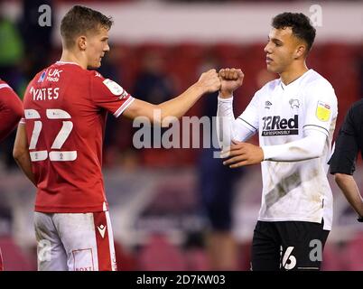 Ryan Yates von Nottingham Forest (links) und Lee Buchanan von Derby County geben sich nach dem letzten Pfiff während des Sky Bet Championship-Spiels am City Ground in Nottingham die Hände. Stockfoto