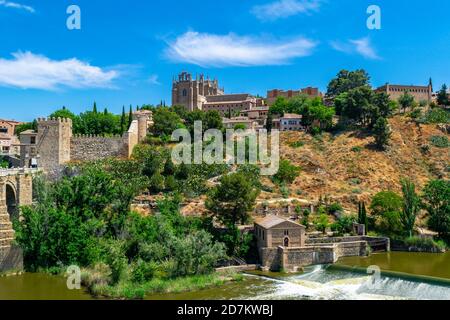 Blick auf Toledo von der Straße in der Nähe der Brücke Puente de San Martín - Toledo, Spanien Stockfoto