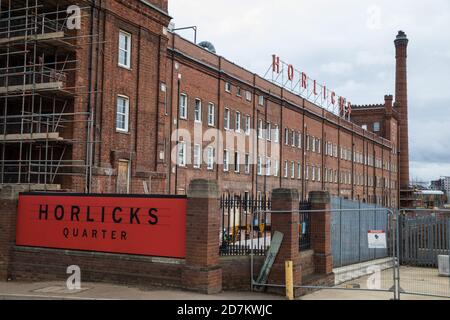 Slough, Großbritannien. Oktober 2020. Die ehemalige Horlicks-Fabrik wird derzeit von Berkeley Homes als Horlicks Quarter saniert, um fünf Wohnblöcke mit bis zu 1,300 neuen Häusern zu schaffen, während das Fabrikgebäude, sein 47 m hoher Kamin und Uhrenturm restauriert werden. Kredit: Mark Kerrison/Alamy Live Nachrichten Stockfoto