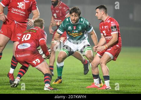 Stadio Comunale di Monigo, Treviso, Italien, 23 Oct 2020, Giovanni Pettinelli (Treviso) versuchen Angus O’Brien (Scarlets) während Benetton Treviso gegen Scarlets Rugby, Rugby Guinness Pro 14 Spiel zu vereiteln - Credit: LM/Ettore Griffoni/Alamy Live News Stockfoto