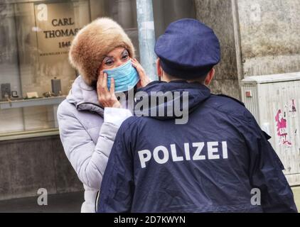 München, Bayern, Deutschland. Oktober 2020. Aufgrund der radikal steigenden Neuinfektionsrate in Deutschland ist die Polizei in sogenannten Hotspots wie München damit beauftragt, in Bereichen wie der Innenstadt Maskenverschleißprüfungen zu machen. Beobachtet wurde, dass die Polizei die Möglichkeiten nutzt, Bürger zu beraten und Tickets nur in Fällen von aggressivem Verhalten und Ablehnungen zu schreiben. Quelle: Sachelle Babbar/ZUMA Wire/Alamy Live News Stockfoto