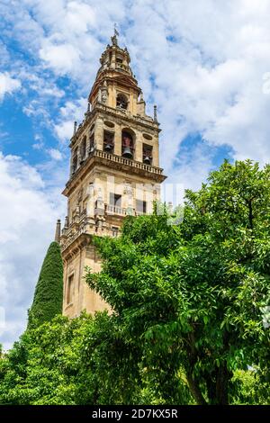 Glockenturm der Großen Moschee von Córdoba - Mezquita de Córdoba desde el aire - Córdoba, Spanien Stockfoto