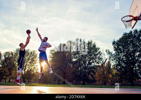 Zwei street Basketball Spieler stark spielen auf dem Hof Stockfoto