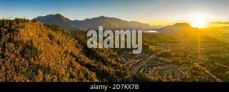 Weitwinkel-Luftpanorama-Foto von Chilliwack Stadt, in Fraser Valley, British Columbia, Kanada. Die umliegenden Berge sind in schöner Herbstfarbe Stockfoto