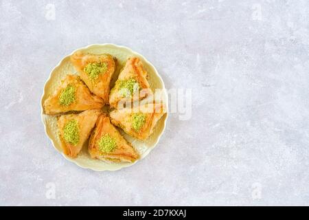 Süßigkeiten arabisch Dessert Baklava, Kunafa, Kadayif mit Pistazien und Käse. Draufsicht, Kopierbereich Stockfoto