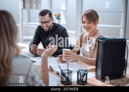 Bis zu schließen. Kollegen am Schreibtisch sitzen. Stockfoto