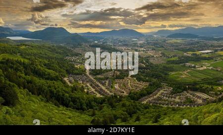 16/9 Luftpanorama vom Mount Thom Gipfel, der die Promontory Heights und Chilliwack Stadt unten unten zeigt, der einen malerischen Blick auf die A hat Stockfoto