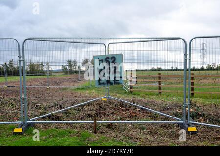 Stoke Mandeville, Buckinghamshire, Großbritannien. Oktober 2020. Fusion JV-Vertragspartner, die im Auftrag von HS2 an der Hochgeschwindigkeitsstrecke arbeiten, haben eine Hecke im Bucks Ziegenzentrum, das angeblich auf ihrem Land und ohne vorherige Genehmigung oder Beratung eingedrungen ist, gekürzt. HS2 hat diese Schilder nun an den HS2 Hochsicherheitszäunen am Rand des Ziegenzentrums hängen. Für den Bau der umstrittenen und äußerst preisgünstigen Hochgeschwindigkeitsstrecke von London nach Birmingham, die durch Stoke Mandeville führt, wird derzeit eine temporäre Zufahrtsstraße gebaut. Quelle: Maureen McLean/Alamy Live News Stockfoto