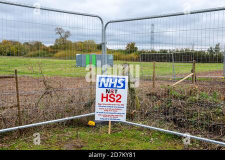 Stoke Mandeville, Buckinghamshire, Großbritannien. Oktober 2020. Fusion JV-Vertragspartner, die im Auftrag von HS2 an der Hochgeschwindigkeitsstrecke arbeiten, haben eine Hecke im Bucks Ziegenzentrum, das angeblich auf ihrem Land und ohne vorherige Genehmigung oder Beratung eingedrungen ist, gekürzt. HS2 hat diese Schilder nun an den HS2 Hochsicherheitszäunen am Rand des Ziegenzentrums hängen. Für den Bau der umstrittenen und äußerst preisgünstigen Hochgeschwindigkeitsstrecke von London nach Birmingham, die durch Stoke Mandeville führt, wird derzeit eine temporäre Zufahrtsstraße gebaut. Quelle: Maureen McLean/Alamy Live News Stockfoto