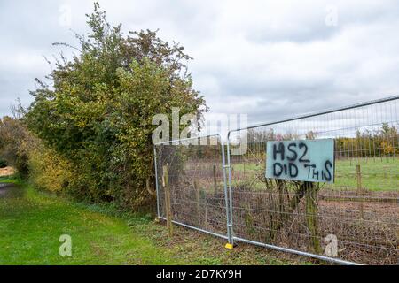 Stoke Mandeville, Buckinghamshire, Großbritannien. Oktober 2020. Fusion JV-Vertragspartner, die im Auftrag von HS2 an der Hochgeschwindigkeitsstrecke arbeiten, haben eine Hecke im Bucks Ziegenzentrum, das angeblich auf ihrem Land und ohne vorherige Genehmigung oder Beratung eingedrungen ist, gekürzt. HS2 hat diese Schilder nun an den HS2 Hochsicherheitszäunen am Rand des Ziegenzentrums hängen. Für den Bau der umstrittenen und äußerst preisgünstigen Hochgeschwindigkeitsstrecke von London nach Birmingham, die durch Stoke Mandeville führt, wird derzeit eine temporäre Zufahrtsstraße gebaut. Quelle: Maureen McLean/Alamy Live News Stockfoto