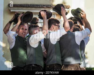 BAD WALTERSDORF, ÖSTERREICH - 09/29/2019: Hütteraufführung von einheimischen Männern in traditionellen Kostümen während des herbstlichen Weinfestes. Stockfoto