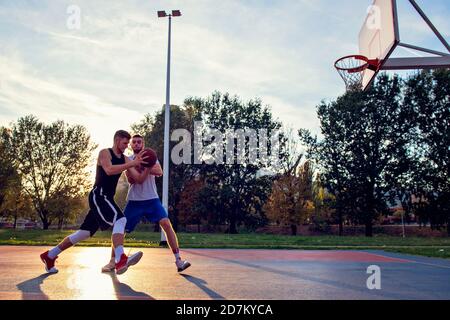Zwei street Basketball Spieler stark spielen auf dem Hof Stockfoto