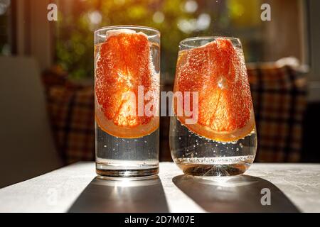 Ein Glas Wasser mit Grapefruit. Stockfoto