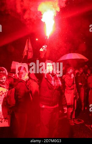 Warschau, Polen. Oktober 2020. 23. Oktober 2020, Warschau, Polen: Über 25,000 Menschen protestierten gegen das vom Verfassungsgericht verabschiedete Gesetz gegen Abtreibung. Auf diese Weise ist Polen zum regimesten Staat in Europa im Hinblick auf das Abtreibungsrecht geworden. Kredit: Grzegorz Banaszak/ZUMA Wire/Alamy Live Nachrichten Stockfoto