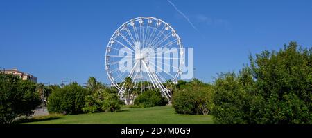 Panorama von Big White Riesenrad in Olbia Sardinien Park gegen blauen Himmel. Horizontale Ansicht Stockfoto