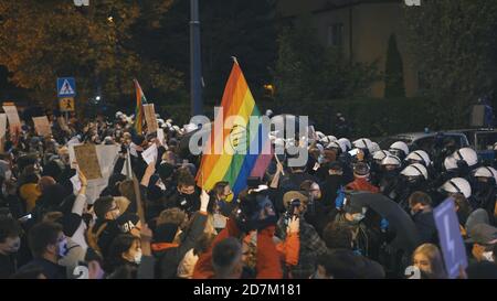 Warschau, Polen 23.10.2020 - Protest gegen die Abtreibungsgesetze Polens. Menschenmenge, die für die Rechte der Frauen kämpft. Hochwertige Fotos Stockfoto
