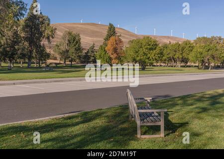 Maryhill Museum Parkplatz und Landschaft mit Blick auf Windturbinen auf einem Hügel Washington State. Stockfoto