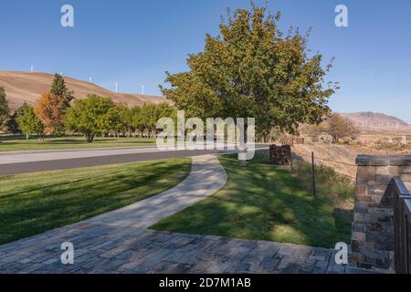 Maryhill Museum Parkplatz und Landschaft mit Blick auf Windturbinen auf einem Hügel Washington State. Stockfoto